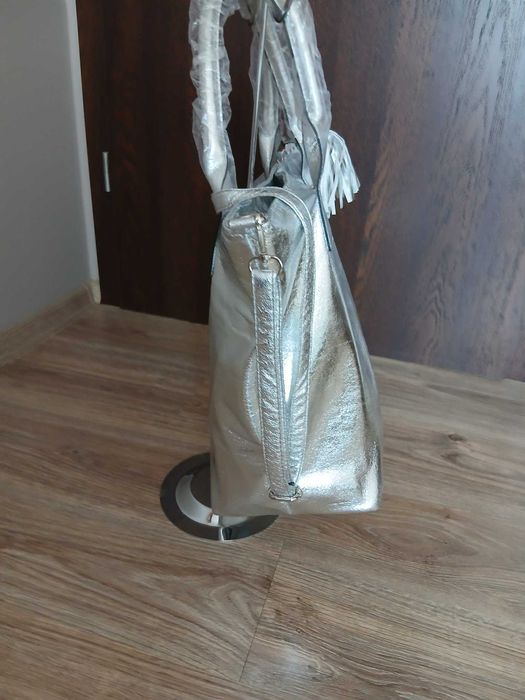 голяма чанта в сребърно -Нова