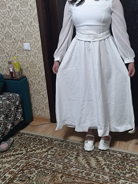 Продам платье новое  белое, нарядное