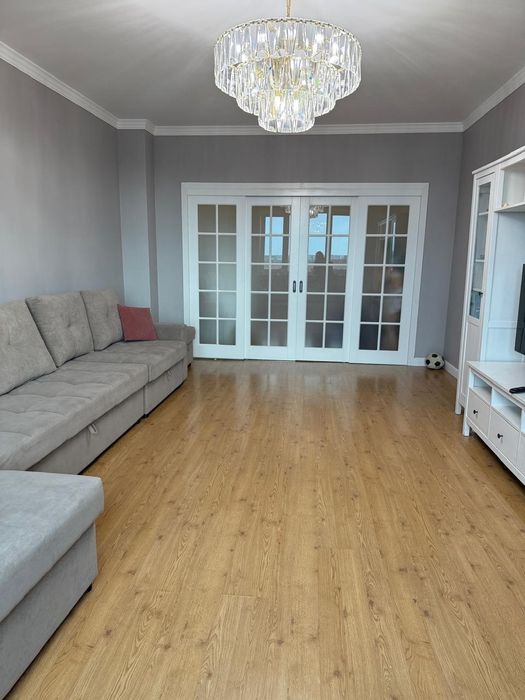 Продам угловой диван с пуфиком