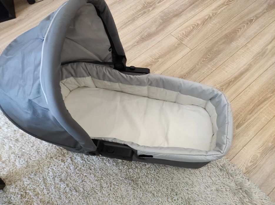 Продавам кошница за бебе