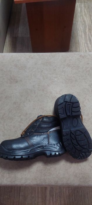 Продам рабочие ботинки