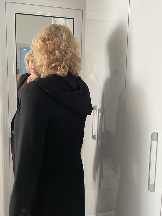 Дълго черно есенно палто