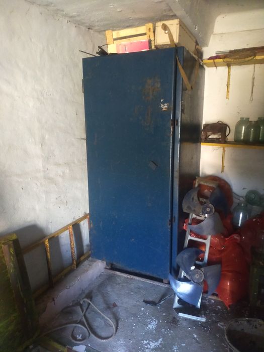 Продам железный шкаф