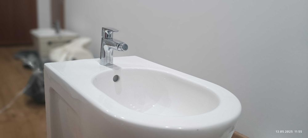 Две нови бидета, комплект със смесител.