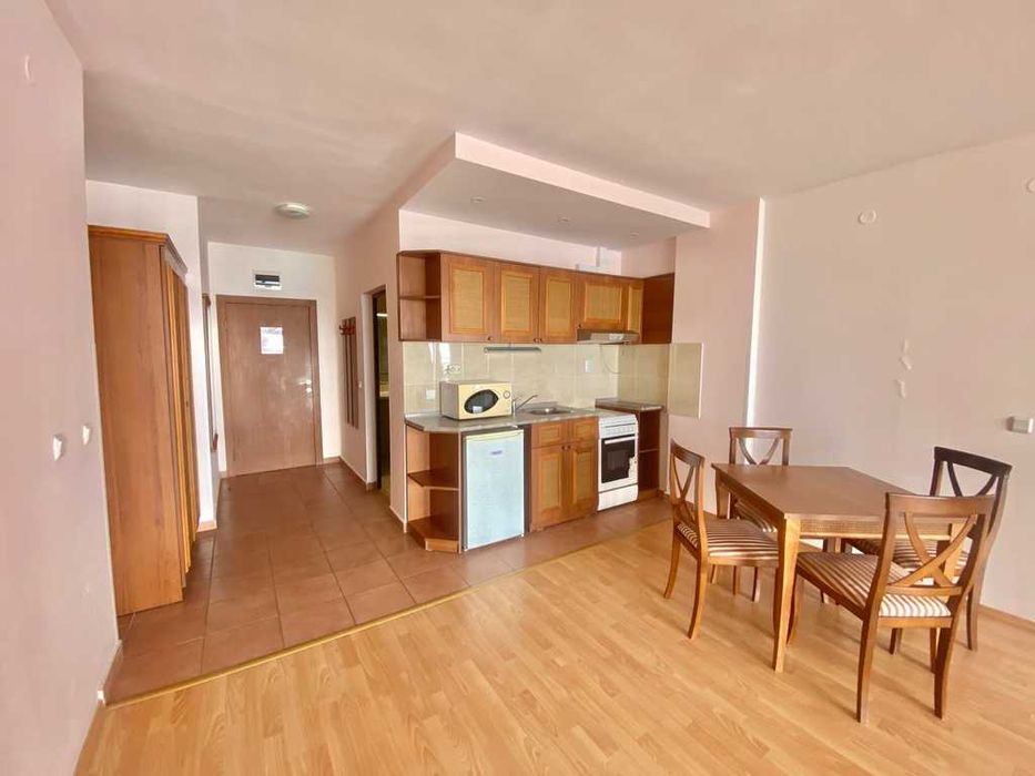 Просторен двустаен апартамент с морска панорама, Първа линия