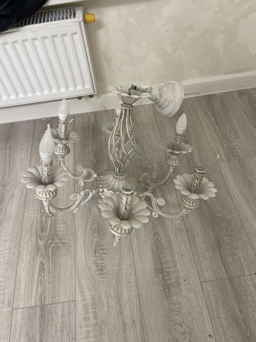 Люстра в хорошем состояний