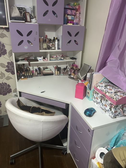 Тоалетка-бюро за млади госпожици!