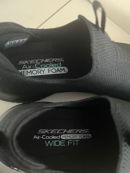 Черни дамски обувки Skechers – Wide Fit
