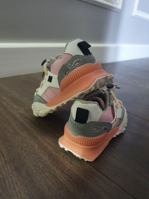 Продам кросовки для девочки