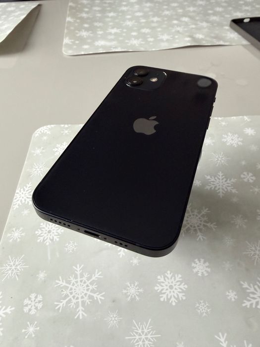 iPhone 12 -- 64 GB -- черен -- 81% батерия