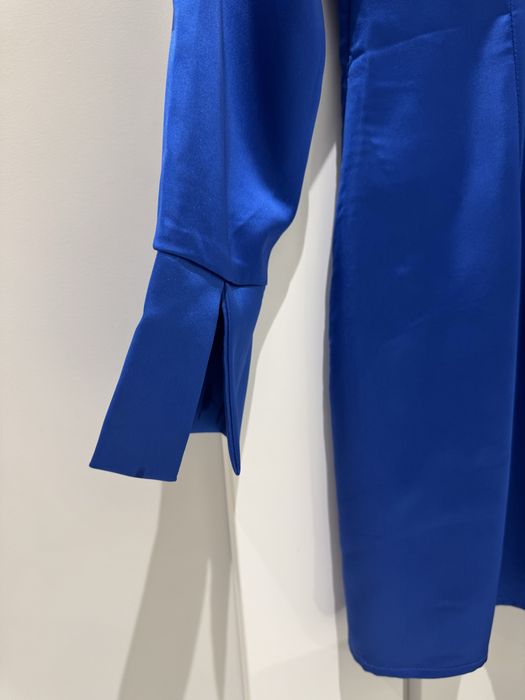 Рокля Авин с гол гръб