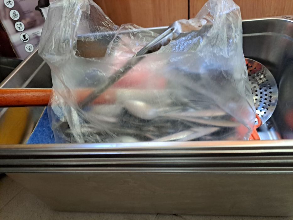 Продаю посуда и  инвентарь для кафе