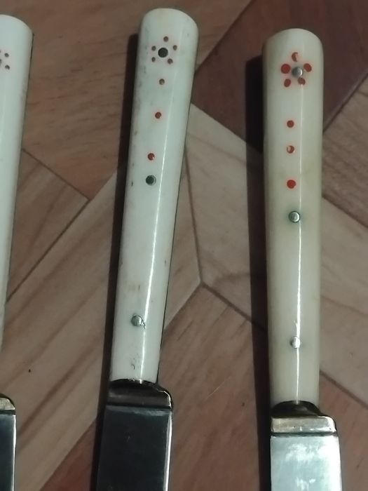 Продават се стари ножове