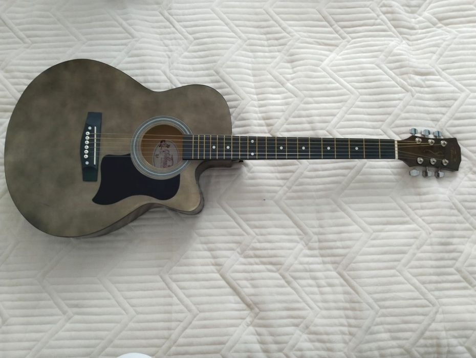 Продам новую 6 - струнную гитару, привезли с Малайзии в подарок доче.