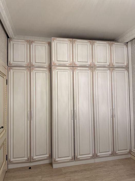 Шкаф встроенный с тумбой