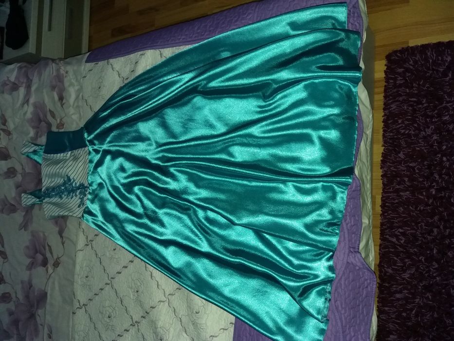 Rochie de gala, compusa din 2 parti. Pret. 50 lei.