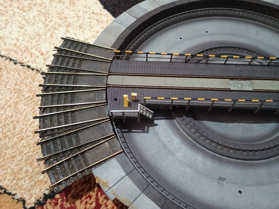 Placă turnată motorizată Fleischmann, remiză machetă trenuleț electric locomotive vagoane șine HO