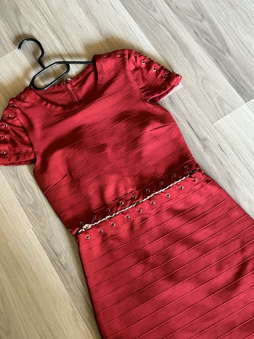 Червена официална рокля