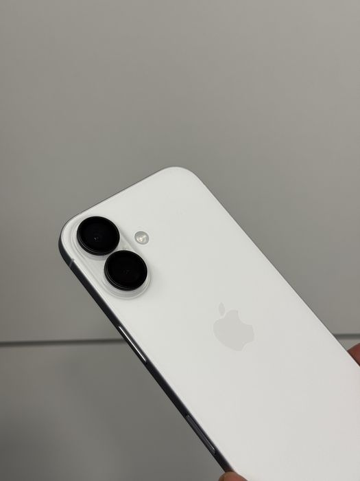 Продавам iPhone 16 5 цикъла