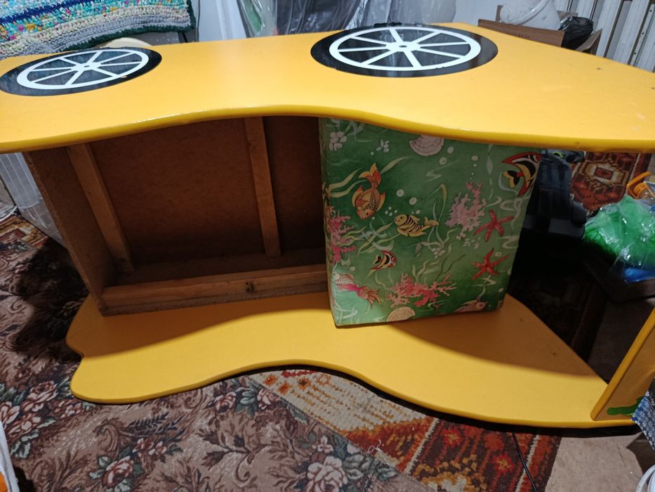 Кровать в виде машинки.