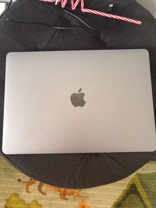 Apple m1 13,3  инчов . 8 ядрен процесор