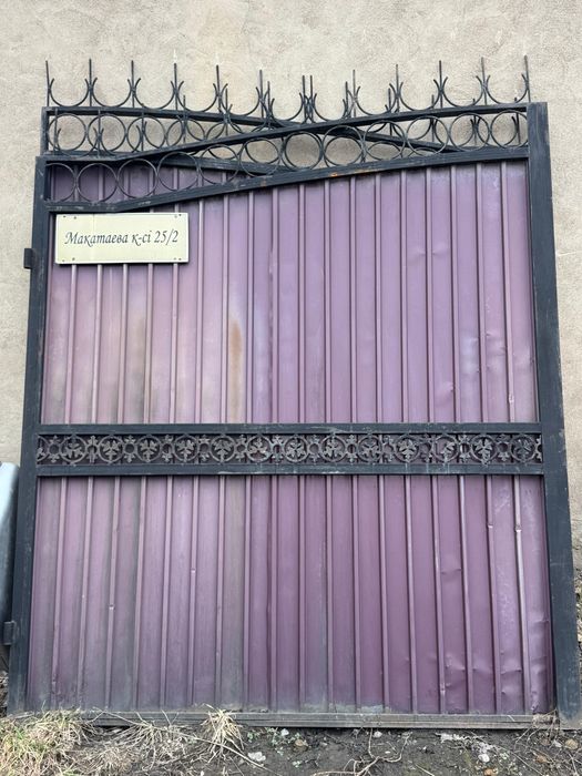 Металлический забор с калиткой