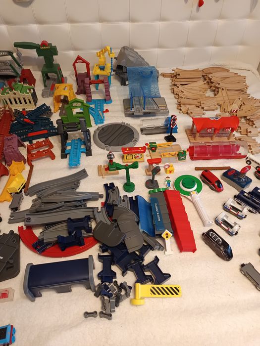 Se vând diverse trenuri,sine, macaze,poduri cu lumina fara lumină etc.