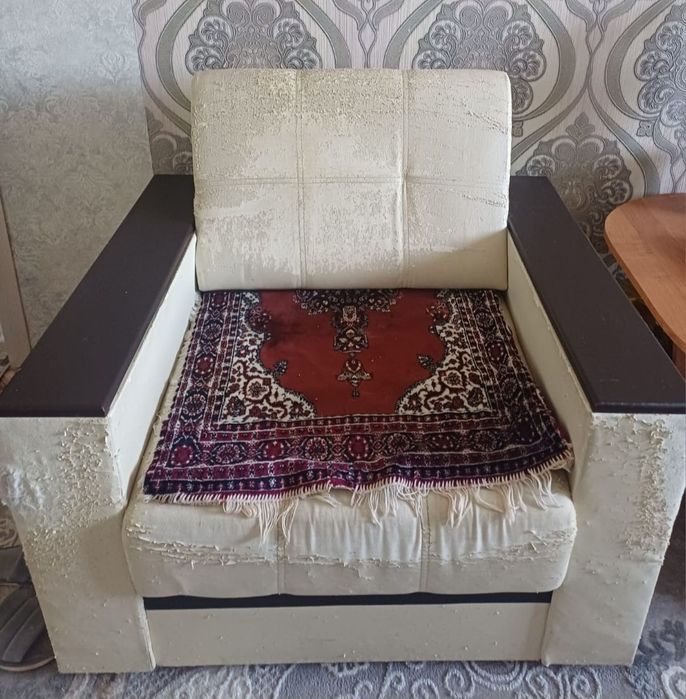 Стол компютерный, два кресла.