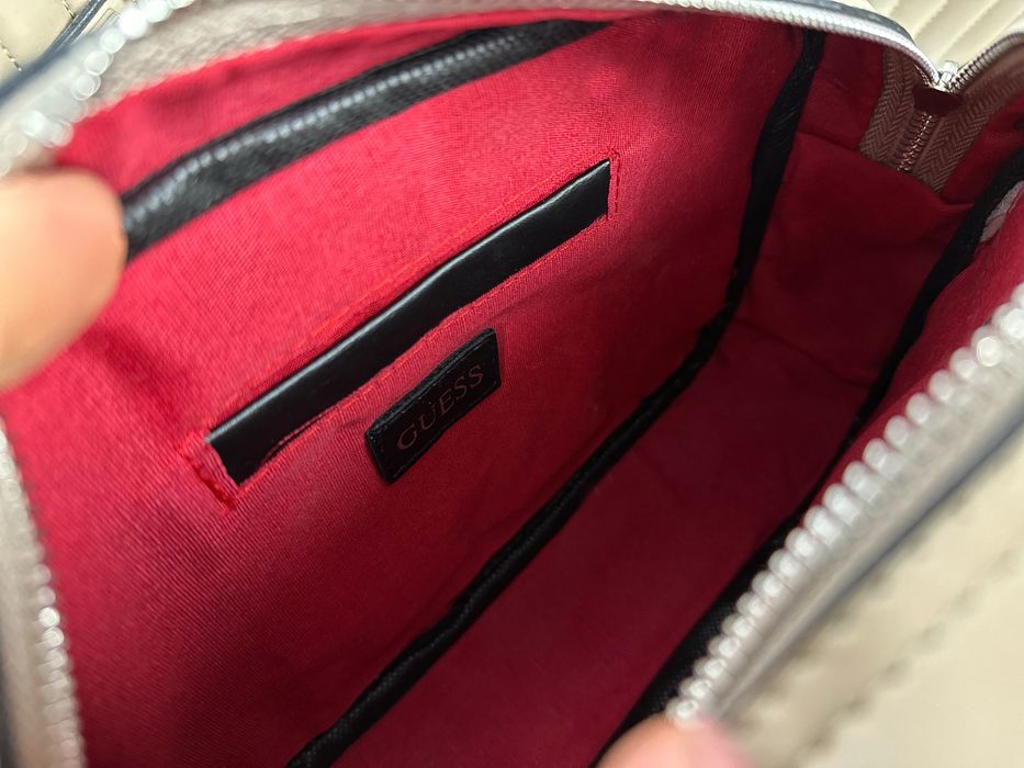 Guess дамска чанта през рамо / crossbody – бяла и бежова, нов модел