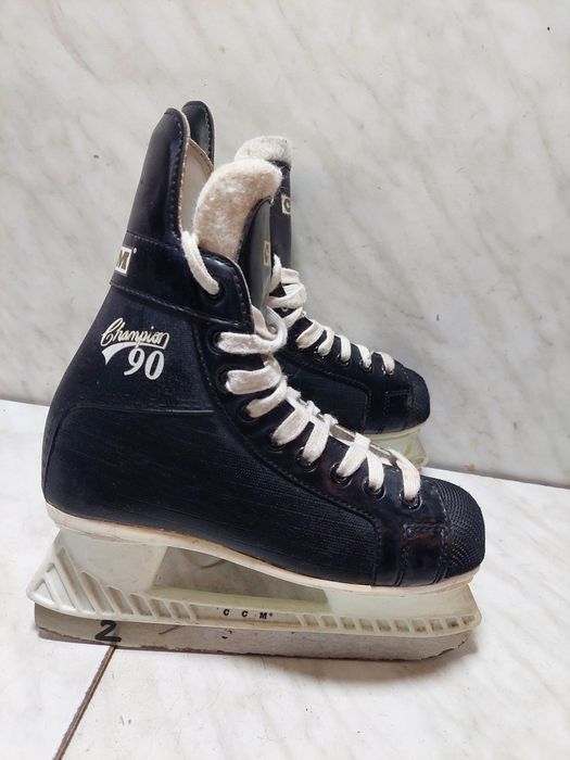 Patine 2 hochei hochey CCM Champion 90 marime 36 ( 23 cm)