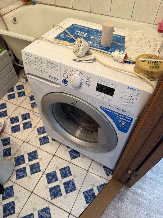 Продам стиральную машинку indesit на запчасти