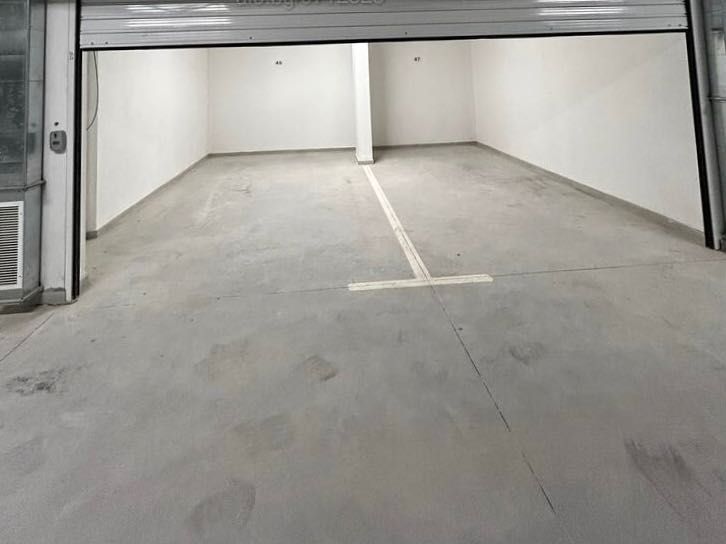 Гараж под наем зачетири коли една до друга младост 4 Лидъл