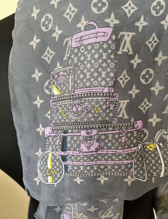 Eșarfa Louis Vuitton , impecabila