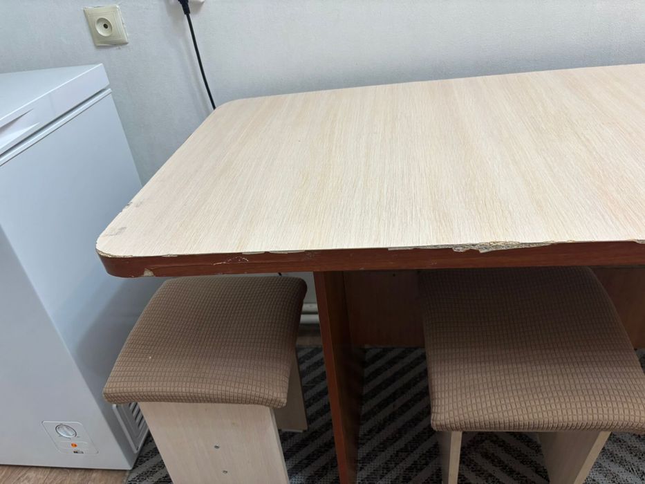 Кухонный стол и табуретки