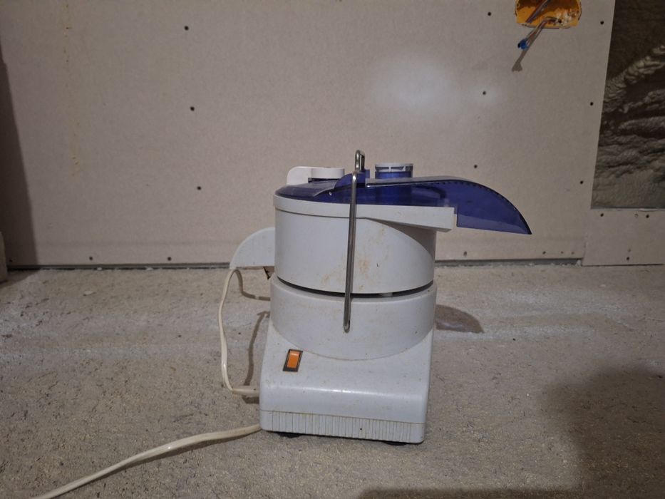 Cafetiera veche și storcator fructe