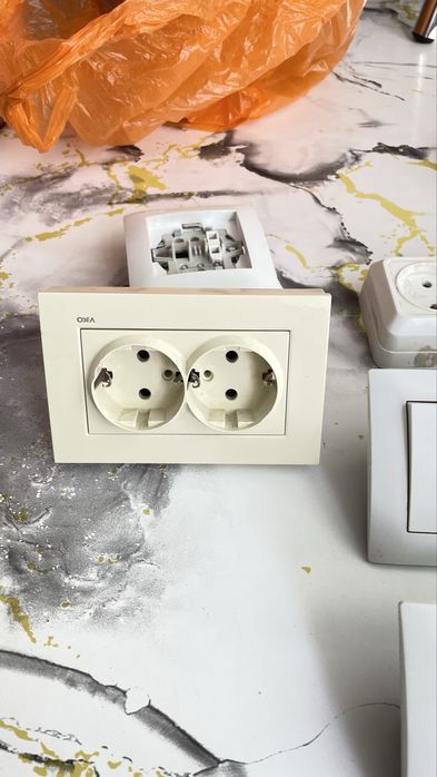 Включатели и розетка