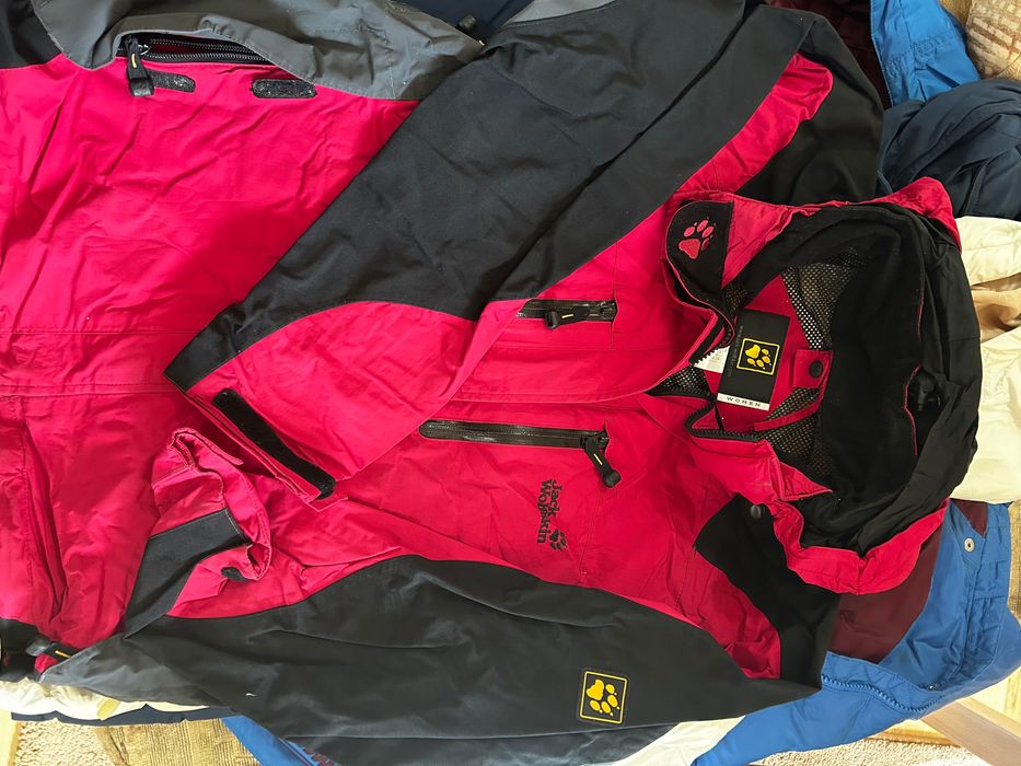 Продавам две туристически якета jack wolfskin и Helly Henson