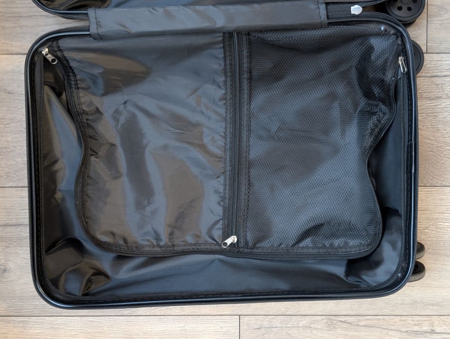 Стилен куфар за ръчен багаж.