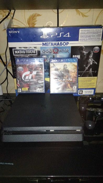 Продам PS 4 Slim  1 TB, в отличном состоянии 2 шт гейпада. 6 игр.
