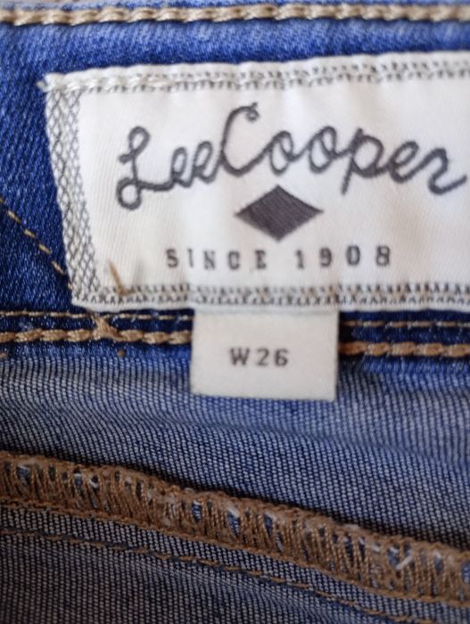 Vând blugi scurți Lee Cooper