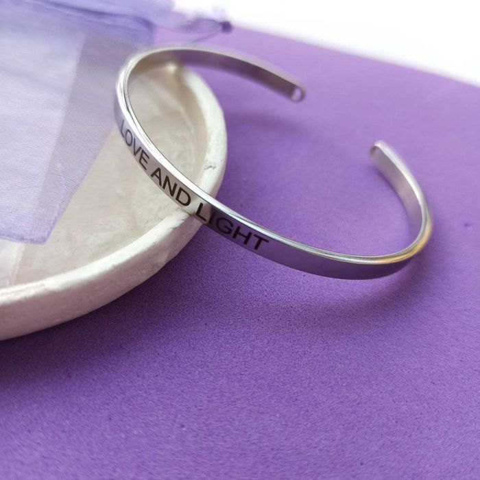 Браслет с гравировкой Love & Light из нержавеющей стали.