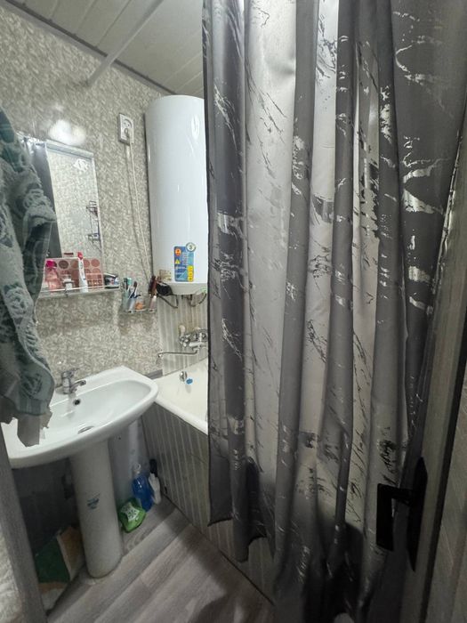 В деревянном доме. Спутнике 9 . ремонт санузел раздельный. Выход в гор