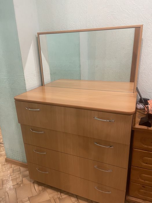 Продам комод с зеркалом