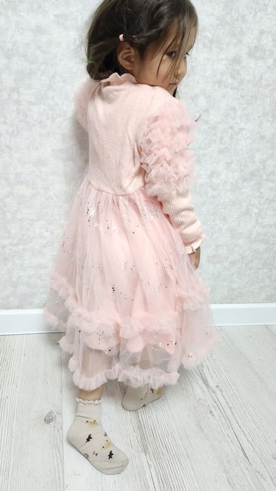 Продам нарядные платья для девочек 128 рост