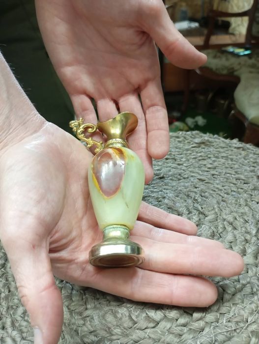 Малка сладка каничка от оникс
Цената е 12 €