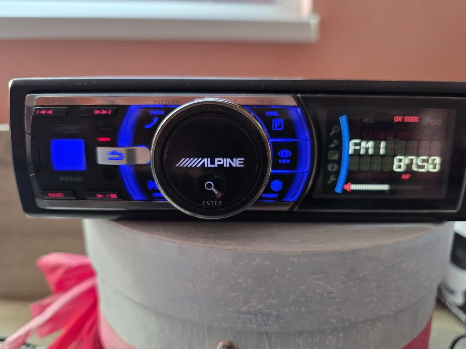 Продавам Alpine ida-x200