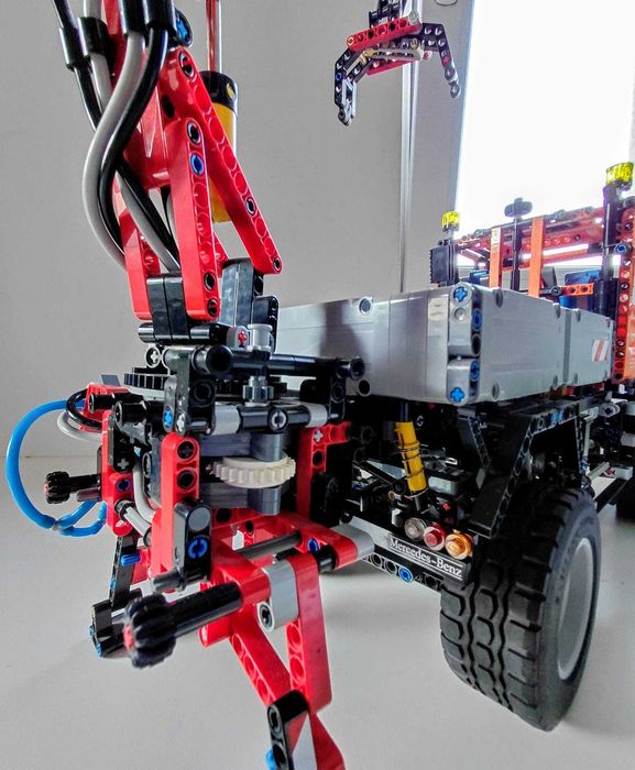 LEGO Technic 8110 Mercedes-Benz Unimog U400
