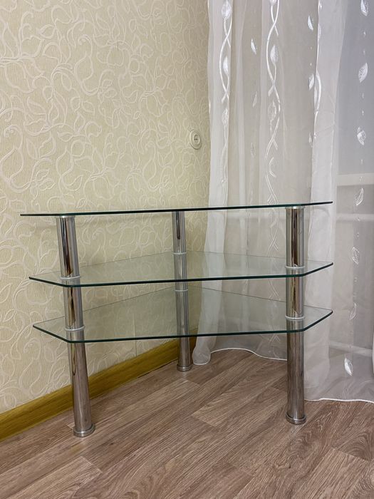 Стеклянный стол в идеальном состоянии