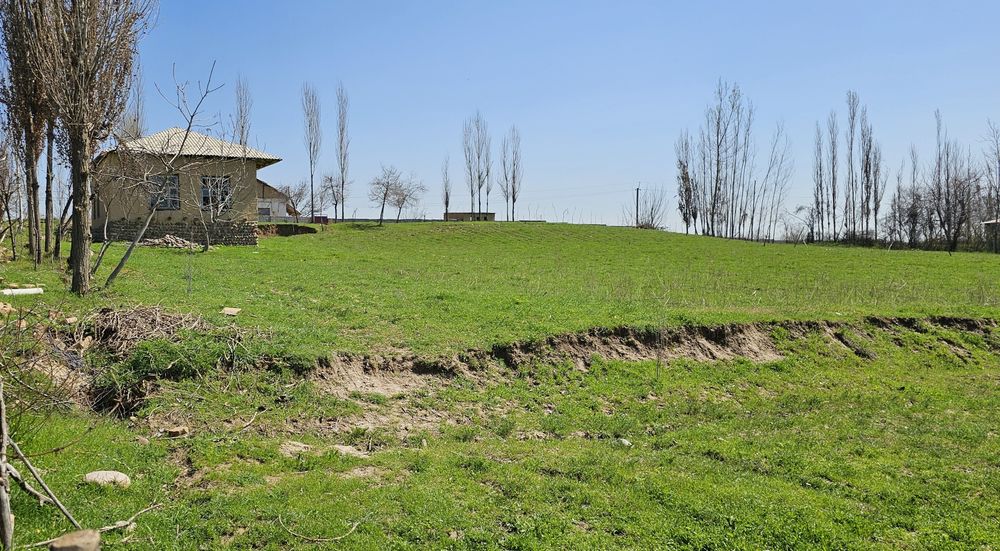 Uchastka sotiladi 32 sotix 4xona bitmagan yangi qurilgan uyi bilan