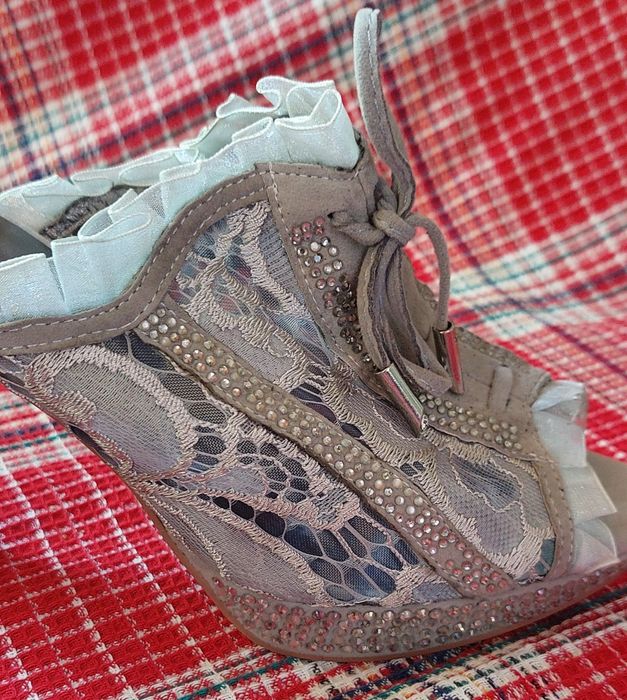 Продам босоножки на танкетке